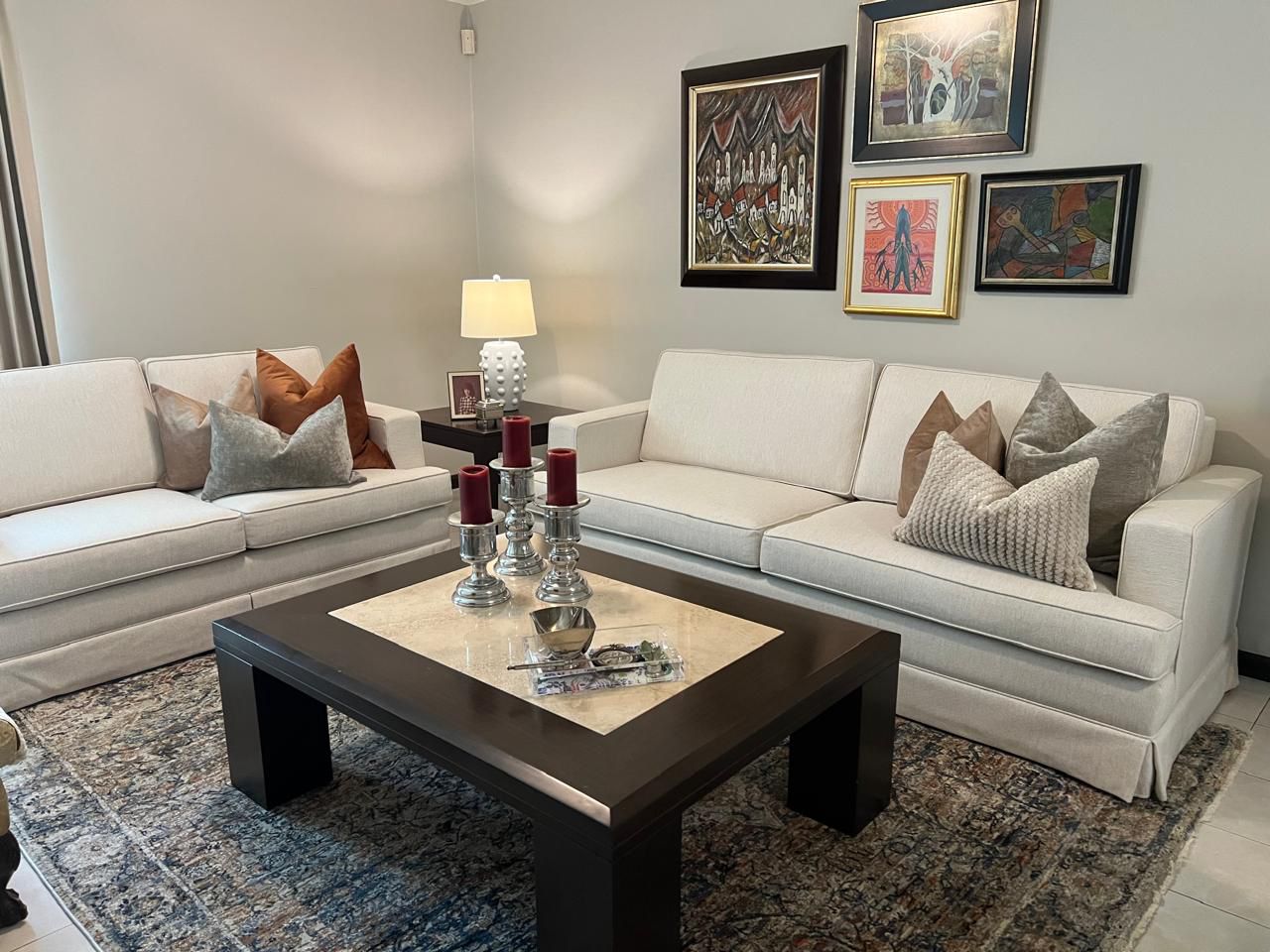 Sala de estar moderna con sillones y centro de mesa